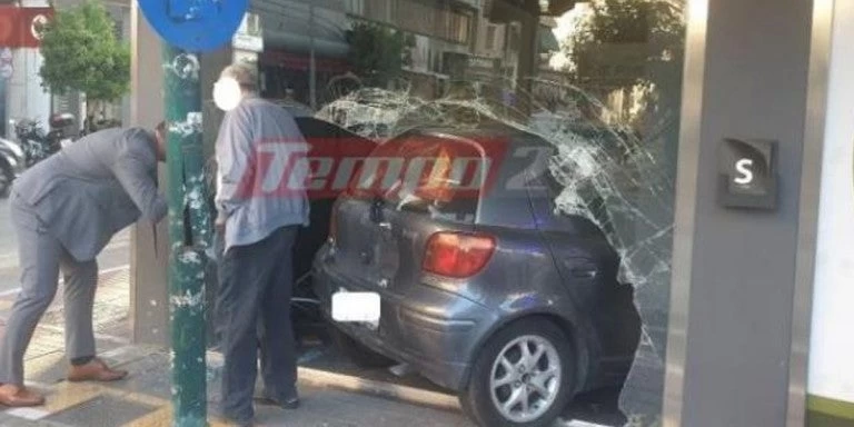 Πάτρα: Οδηγός έχασε τον έλεγχο μετά από σύγκρουση και βρέθηκε μέσα σε κατάστημα